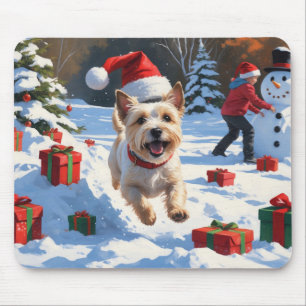 Cairn Terrier springer i snö med julhatt Musmatta