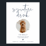 CAITLIN Navy Blue 1 Photo Pet Namnteckning Drink Poster<br><div class="desc">Den här namnteckning dryckesskylten har en fotoplats, ett edgy handskrivet teckensnitt och en modern minimalistisk design med en marin blå och vit färg-kombination. Ändra enkelt teckensnittet och bakgrunden till färg för att matcha din händelse. Detta tecken är perfekt för att lägga till antingen ett foto av brudgummen, brudgummen, njurarna eller...</div>