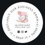 Cake mixer Hjälp vårt företag Grow Social-media Runt Klistermärke<br><div class="desc">Elegant och enkel Rosa Cake-mixer-logotyp på den vita bakgrunden "Hjälp vårt företag att växa"-dekal med Kärlek som gör det " med medieikoner för facebook, twitter och instagram i social. Du kan ändra Cake-blandarbilden för att infoga företagets logotyp. Det kommer att bli en perfekt verktyg för ditt småföretag att uppmuntra kunder...</div>