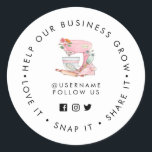 Cake mixer Hjälp vårt företag Grow Social-media Runt Klistermärke<br><div class="desc">Elegant och enkel Rosa Cake-mixer-logotyp på den vita bakgrunden "Hjälp vårt företag att växa"-dekal med Kärlek som gör det " med medieikoner för facebook, twitter och instagram i social. Du kan ändra Cake-blandarbilden för att infoga företagets logotyp. Det kommer att bli en perfekt verktyg för ditt småföretag att uppmuntra kunder...</div>