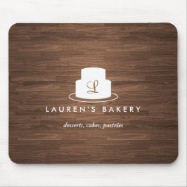 Cake Monogram Logotyp in White on Brown Woodgrain Musmatta