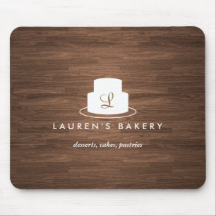 Cake Monogram Logotyp in White on Brown Woodgrain Musmatta