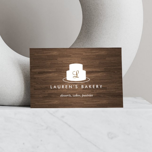 Cake Monogram Logotyp in White on Brown Woodgrain Visitkort (Skapare uppladdad)