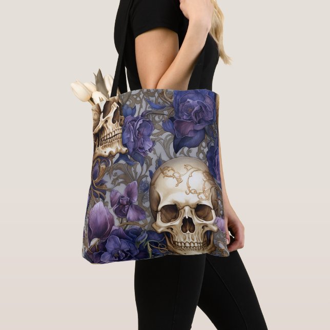 Calaveras y Rosas Moradas – Arte Gótico Elegante Tygkasse (Närbild)