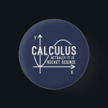 Calculus har faktiskt sin Rocket Science Funny Mat Knapp<br><div class="desc">Lustigt Math science-skolnörd t-shirt för vilken ung matematik som helst,  eller gäk med en bra känsla av humor. Det roliga talesättet är "Calculus - I själva verket Is Rocket Science" med ett diagram från x till y-axel</div>