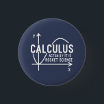 Calculus har faktiskt sin Rocket Science Funny Mat Knapp<br><div class="desc">Lustigt Math science-skolnörd t-shirt för vilken ung matematik som helst,  eller gäk med en bra känsla av humor. Det roliga talesättet är "Calculus - I själva verket Is Rocket Science" med ett diagram från x till y-axel</div>