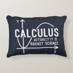 Calculus har faktiskt sin Rocket Science Funny Mat Prydnadskudde<br><div class="desc">Lönsam magnetdesign för Math-vetenskapens nörd för vilket matematiskt geni eller genek som helst med en bra känsla av humor. Det roliga talesättet är "Calculus - I själva verket Is Rocket Science" med ett diagram från x till y-axel</div>