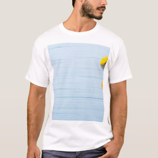 Calendula Flowers: Blå träbakgrund T Shirt