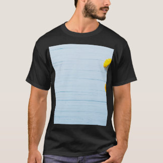 Calendula Flowers: Blå träbakgrund T Shirt