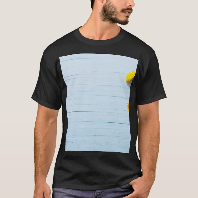 Calendula Flowers: Blå träbakgrund T Shirt (Framsida)