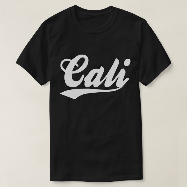 CALI-LOGOTYP I VIT T-SHIRT (Design framsida)