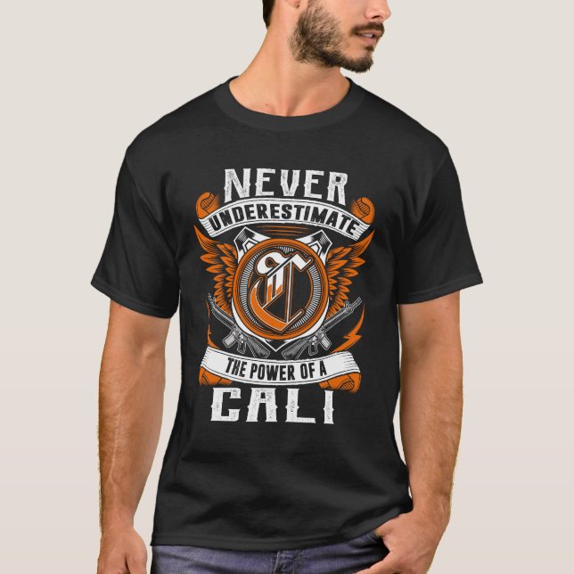 Cali - Underskatta aldrig personlig T Shirt (Framsida)