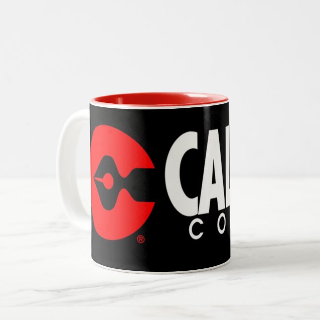 Caliber Tecknad XL logotyp svart kaffe mugg (Framsida vänster)