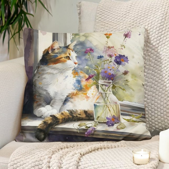 Calico Cat Lila blommor Window Sunlight Kudde (Pillow with a watercolor painting of a cat sitting in a window.)