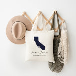 California Bröllop Välkommen Tygkasse<br><div class="desc">Välkomna ut från bröllop gäster med en säck fullt snacks och behandlar personlig med det tillstånd du gifta sig och brudgummen och brudgummen i namn och bröllop. Klicka på Anpassa om du vill flytta hjärtat om du vill visa en stad eller plats på karta. Använda designen verktyg för att ändra...</div>