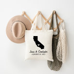 California Bröllop Välkommen Tygkasse<br><div class="desc">Välkomna ut från bröllop gäster med en säck fullt snacks och behandlar personlig med det tillstånd du gifta sig och brudgummen och brudgummen i namn och bröllop. Klicka på Anpassa om du vill flytta hjärtat om du vill visa en stad eller plats på karta. Behöver du en annan stat eller...</div>