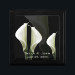 Calla Lilies Bröllop Gift Box Smyckeskrin<br><div class="desc">En vacker vit lilja på en mjuk bakgrund. Perfekt som Bröllop-gåva eller gåva till vänner och familj.</div>