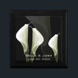 Calla Lilies Bröllop Gift Box Smyckeskrin<br><div class="desc">En vacker vit lilja på en mjuk bakgrund. Perfekt som Bröllop-gåva eller gåva till vänner och familj.</div>