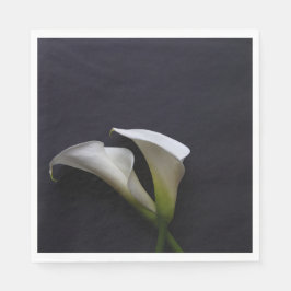 Calla lilies på en mörk bakgrund pappersservett