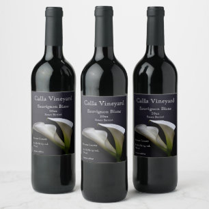 Calla lilies på en vin-etikettuppsättning med mörk vinflaska etikett