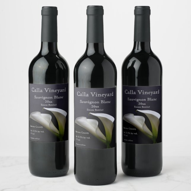 Calla lilies på en vin-etikettuppsättning med mörk vinflaska etikett (Flaskor)