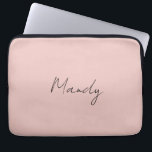 Calligrafi Elegant Ro Guld Plain Simple Namn Laptop Fodral<br><div class="desc">Tittar du för en vacker kalligrafi med en estetisk handstil? Den här enkla,  öga-fångstdesignen är till för dig. Den här produkten imponerar omedelbart på dem som ser den. Bran och den smakfulla utformningen återspeglar omedelbart kvaliteten på ditt förhållande och din familj.</div>