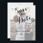 Calligrafi Faux Vellum Effect Foto Bröllop Spara Datumet<br><div class="desc">Modern design och elegant utskrift av svart och vitt skript Calligraphy Faux Vellum Effect Photo Bröllop spara datum som kan anpassas med texten. Klicka på knappen "Anpassa" och använda verktyg som är designad för att ändra mallen. Kolla in lagret för grafisk konsdesign för andra produkter som matchar den här designen!...</div>