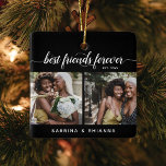 Calligraphy Best Friends Forever 4 Photo Collage Julgransprydnad Keramik<br><div class="desc">Upptäck dina besties dag och hennes hem med den här vackra dubblan och se på fotokollage med gott namn för alltid. Innehåller en svart bakgrund som kan ändras till valfri färg, 4 kvadratiskt bilder som lätt kan hämtas från datorn eller mobil, handskriven text för kalligrafi som "bäst vänner för alltid",...</div>