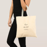 Calligraphy Black and White Bridesmaid Tygkasse<br><div class="desc">Den här kalligrafin,  svarta och vita bruden till väskan är bröllop-presenten från perfekt för att presentera dina brudtärnor och maid of honor för ett bröllop från Ryssland. Den enkla och elegant designen har skript av typen klassisk och finare i svartvitt.</div>