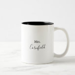 Calligraphy Black and White Mrs Newlyows Bride Två-Tonad Mugg<br><div class="desc">Den här kalligrafin svart och vit perfekt av nydruvad kaffe mugg är en gåva till bruden eller bruden för att vara för en rustik möhippa. Utformningen har ett vackert svart teckensnitt i en vit bakgrund för att göra evenemanget skönare.</div>
