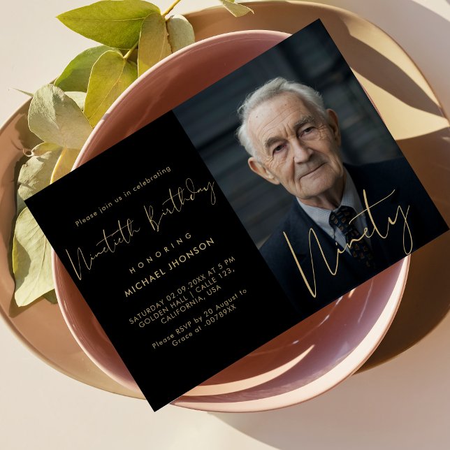 Calligraphy Black & Guld Ninetieth Photo Birthday Inbjudningar (Skapare uppladdad)
