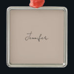 Calligraphy Elegant Plain Simple Namn Julgransprydnad Metall<br><div class="desc">Tittar du för en vacker kalligrafi med en estetisk handstil? Den här enkla,  öga-fångstdesignen är till för dig. Den här produkten imponerar omedelbart på dem som ser den. Bran och den smakfulla utformningen återspeglar omedelbart kvaliteten på ditt förhållande och din familj.</div>
