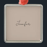 Calligraphy Elegant Plain Simple Namn Julgransprydnad Metall<br><div class="desc">Tittar du för en vacker kalligrafi med en estetisk handstil? Den här enkla,  öga-fångstdesignen är till för dig. Den här produkten imponerar omedelbart på dem som ser den. Bran och den smakfulla utformningen återspeglar omedelbart kvaliteten på ditt förhållande och din familj.</div>