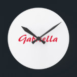 Calligraphy Elegant Red White Plain Simple Namn Rund Klocka<br><div class="desc">Tittar du för en vacker kalligrafi med en estetisk handstil? Den här enkla,  öga-fångstdesignen är till för dig. Den här produkten imponerar omedelbart på dem som ser den. Bran och den smakfulla utformningen återspeglar omedelbart kvaliteten på ditt förhållande och din familj.</div>