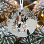 Calligraphy God jul Photo Julgransprydnad Keramik<br><div class="desc">Fira säsongens magi med en personlig julkeramisk prydnad som på ett vackert sätt fångar dina minnen! Den här prydnadsföreställningen har den framstående "God jul" från hälsning i den moderna penselns kalligrafi och övertäcker ditt favoritfoto och skapar en hjärtlig keepy för träd. På baksidan kan du lägga till ytterligare ett omhuldat...</div>