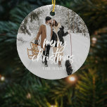 Calligraphy God jul Photo Julgransprydnad Keramik<br><div class="desc">Fira säsongens magi med en personlig julkeramisk prydnad som på ett vackert sätt fångar dina minnen! Den här prydnadsföreställningen har den framstående "God jul" från hälsning i den moderna penselns kalligrafi och övertäcker ditt favoritfoto och skapar en hjärtlig keepy för träd. På baksidan kan du lägga till ytterligare ett omhuldat...</div>