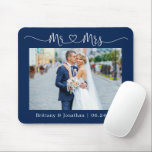 Calligraphy Heart Mr. Bröllop Navy Blue Musmatta<br><div class="desc">Modern,  minimalistisk,  enkel kalligrafi,  skript Mr. och Heart Bröllop Bride and Groom Photo Mouse Pad - marinblå</div>