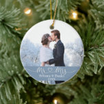 Calligraphy Heart Mr. och Bröllop Dusty Blue Julgransprydnad Keramik<br><div class="desc">Modern minimalistisk,  enkel kalligrafi skript Mr. och Mrs Heart Bride and Groom Bröllop Photo Ornament med Snöflingor tillbaka. Dusty Blue</div>