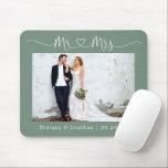Calligraphy Heart, Mrs Bröllop Sage Grönt Musmatta<br><div class="desc">Modern,  minimalistisk,  enkel kalligrafi,  skript Mr. och Heart Bröllop Bride and Groom Photo Mouse Pad - Sage Grönt</div>