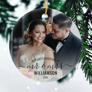 Calligraphy Mr & Mrs. 2 foton Vår första jul Julgransprydnad Keramik