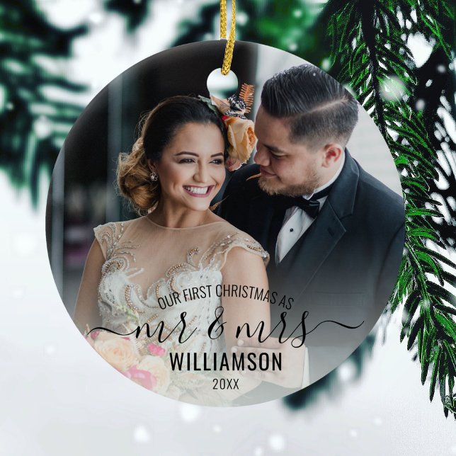 Calligraphy Mr & Mrs. | 2 foton Vår första jul Julgransprydnad Keramik (Skapare uppladdad)