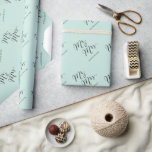 Calligraphy Namn Bröllop Presentpapper<br><div class="desc">Ett modernt klassiskt och enkelt "Mr och Mrs"-skript med svart kalligrafi med namn som kan vara personlig, på en söt pastellbakgrund i grönten. Den här anpassningsbarna är papper för bröllopsfavoriter, bröllopsfester, förlovning och par duschar. Basbakgrunden kan ändras till valfri färg. All text kan redigeras. Designade/ursprungliga teckningar efter tjock*fa*tin*i. Enkel att...</div>