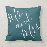 Calligraphy Peacock Blue (Teal, Aqua) Kudde<br><div class="desc">Denna vackra kudde är perfekt för dina favoritmarrider, från nygifta till par som firar många årtionden i lycklig! Uttrycket "Mr and Mrs" står i elegant för handskriven stil-modern kalligrafi, i vitt på en bakgrund av blåraket (mörk teal eller deep aqua). Utformningen är på båda sidor om kudden. Det pulserande färg...</div>