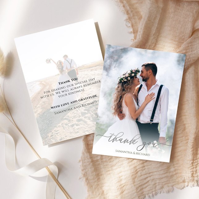 Calligraphy Silver Script Tack Bröllop Photo Kort (Wedding silver thank you card with elegant calligraphy script. )