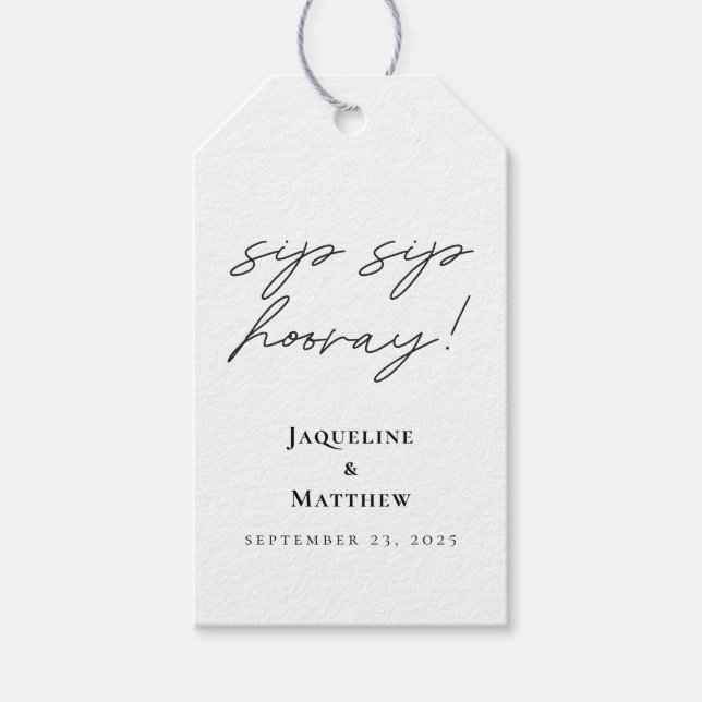 Calligraphy Sip Sip Hooray Black White Bröllop Presentetikett (Framsidan)