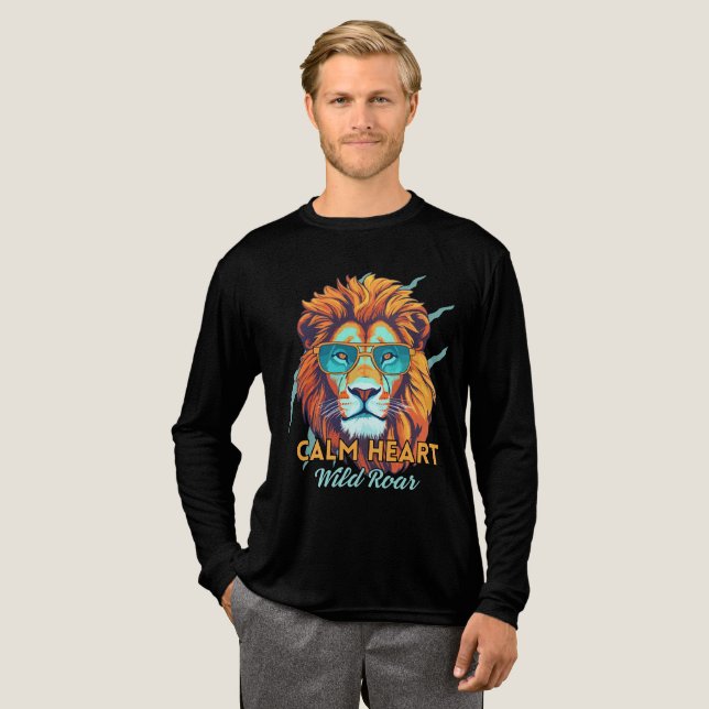 Calm Heart, Wild Roar – Lion Energy Motivational T T Shirt (Hel framsida)