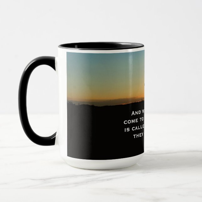 Calvary at Sunset – Luke 23:33 Scripture Art Mugg (Vänster)