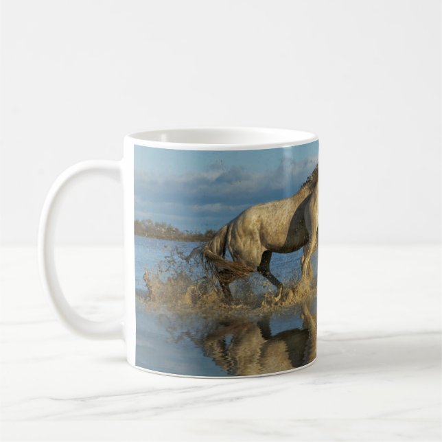 Camargue-hästar och spegling, södra Frankrike Kaffemugg (Vänster)