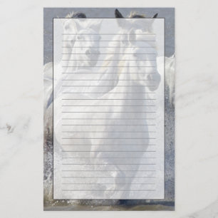 Camargue hästar som är rinnande på marsklan som brevpapper