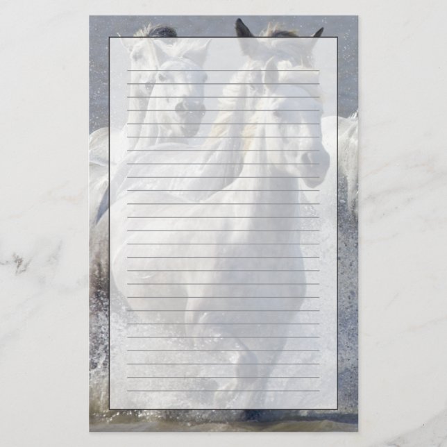 Camargue hästar som är rinnande på marsklan som brevpapper (Framsida)